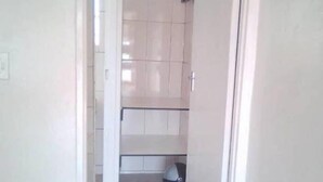 Shower, free toiletries - Magamba Hills Lodge (Kazungula)