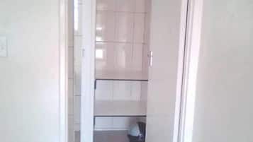 Regadera y amenidades de baño gratuitas