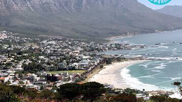 Vlak bij het strand, wit zand, 8 strandbars