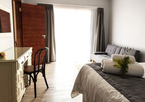 Habitación Deluxe, 1 habitación | Minibar, decoración individual, mobiliario individual