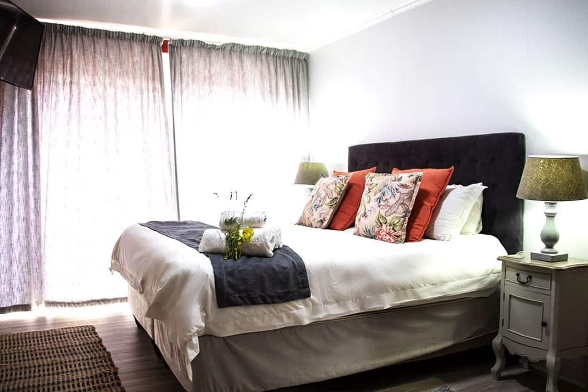 Deluxe Room, 1 Bedroom | Minibar, individually decorated, individually furnished