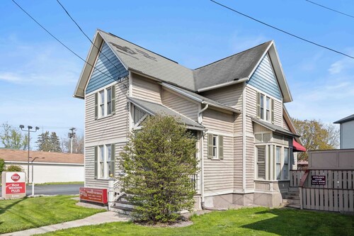 House of Vines: Walkable Penn Yan Retreat. Kayaks and Indoor Pool Access