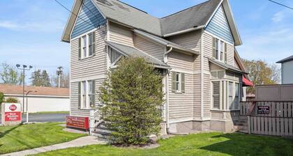 House of Vines: Walkable Penn Yan Retreat. Kayaks and Indoor Pool Access