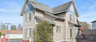 House of Vines: Walkable Penn Yan Retreat. Kayaks and Indoor Pool Access
