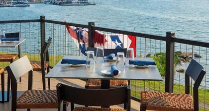 House of Vines: Walkable Penn Yan Retreat. Kayaks and Indoor Pool Access