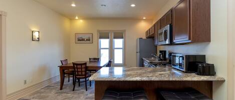 Een koelkast, een microgolfoven, een oven, een kookplaat