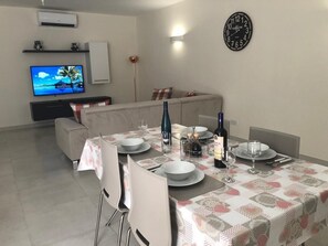Apartment, 2 Bedrooms, Smoking, Balcony | Dining room