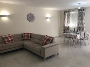 Departamento, 2 habitaciones, para fumadores, balcón | Área de sala de estar
