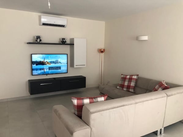 Apartment, 2 Bedrooms, Smoking, Balcony | Living room