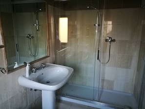 Douche, sèche-cheveux, serviettes fournies, savon