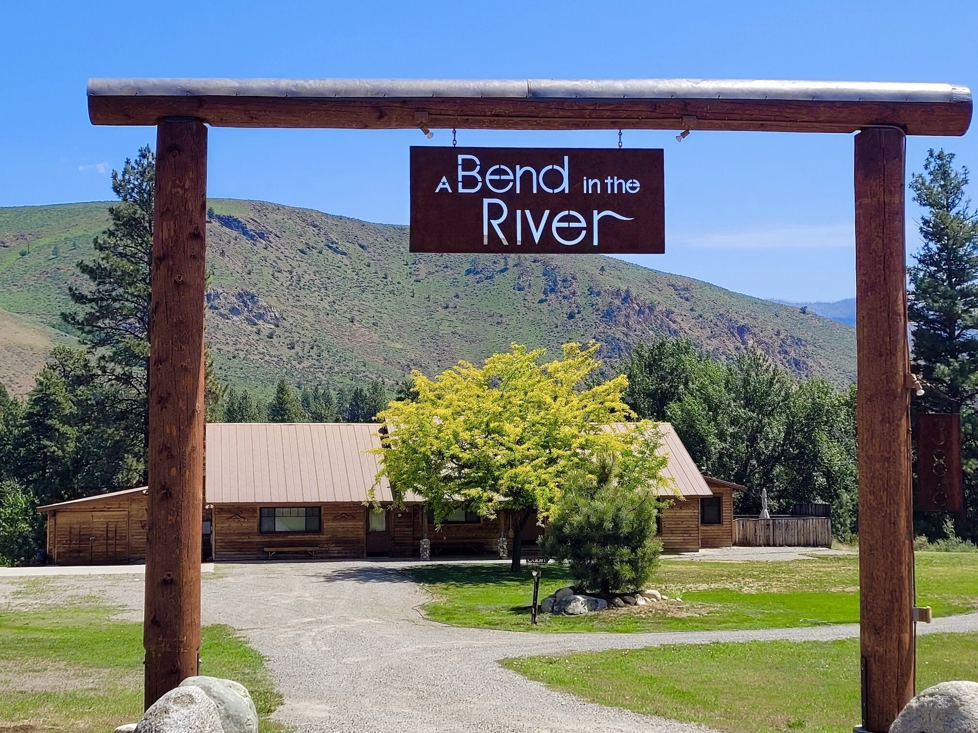 A Bend in the River Lodge - Dog Friendly and Next to the River, 3 Bedroom Option