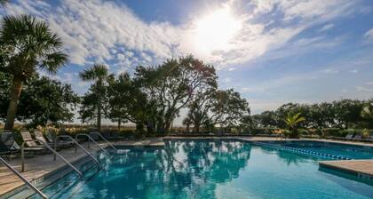 Relaxing Wild Dunes Oceanfront Condo with pool access