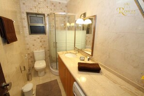 อพาร์ทเมนท์, 1 ห้องนอน, พร้อมสิ่งอำนวยความสะดวกสำหรับผู้พิการ, สูบบุหรี่ได้ | ห้องน้ำ | ไดร์เป่าผม