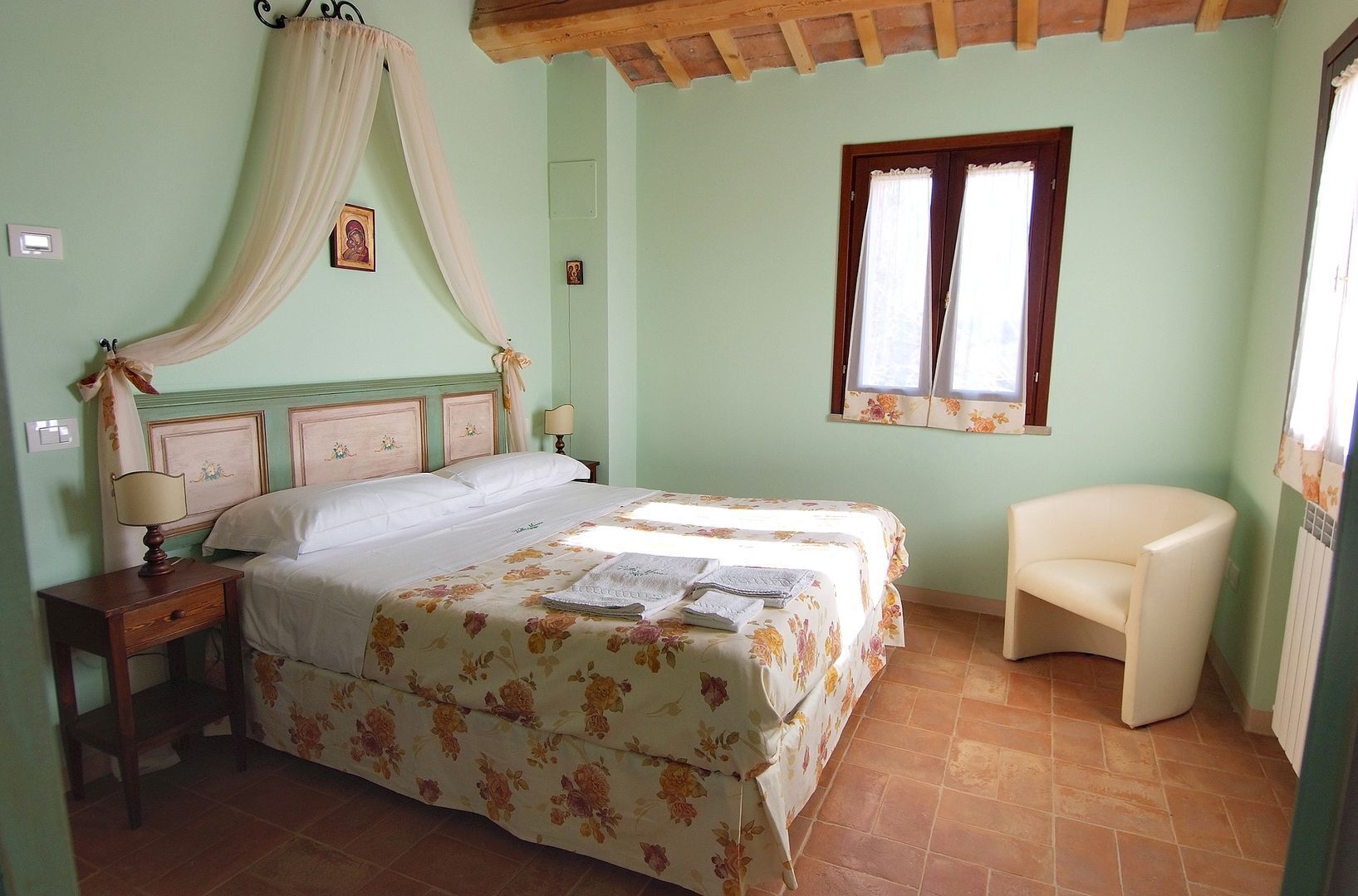 2 bedrooms, iron/ironing board, bed sheets