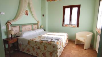 2 bedrooms, iron/ironing board, bed sheets