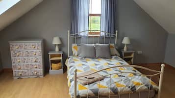 House | 3 bedrooms, iron/ironing board, free WiFi, bed sheets