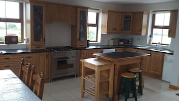 Maison | Cuisine privée | Réfrigérateur, micro-ondes, four, plaque de cuisson