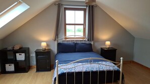 3 kamar tidur, setrika/meja setrika, Wi-Fi gratis, dan seprai linen