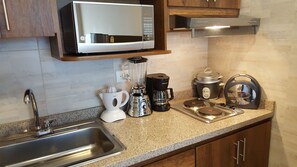 Mikrobølgeovn, kaffetrakter/tekoker og spisebord