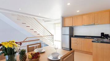 Apartment, 2 Bedrooms, Balcony | Tempat makan