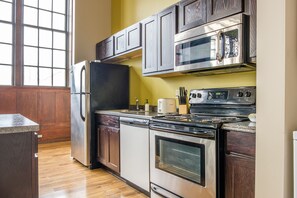 Signature Suite, 1 Bedroom, Kitchen | Private kitchen | Full-size fridge, microwave, oven, stovetop - 1 & 2 BR Apts w/ Gym, WiFi & Laundry by Frontdesk (Cleveland)