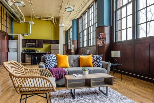 Deluxe Suite, 1 Bedroom, Private Bathroom | Living area