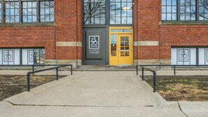 Exterior - 1 & 2 BR Apts w/ Gym, WiFi & Laundry by Frontdesk (Cleveland)
