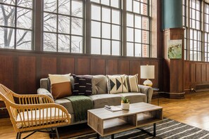 Signature Suite, 1 Bedroom, Kitchen | Living room | 43-inch Smart TV with digital channels, TV, Netflix - 1 & 2 BR Apts w/ Gym, WiFi & Laundry by Frontdesk (Cleveland)