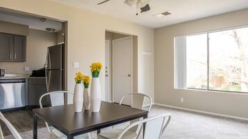 Apartemen Khas, 2 Tempat Tidur Queen | Makan di kamar