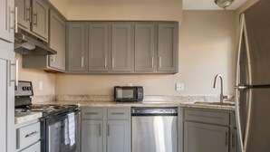 Căn hộ có thiết kế đặc trưng, 2 giường cỡ queen | Bếp riêng