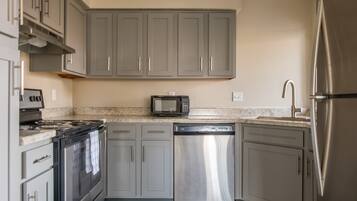 Apartemen Khas, 2 Tempat Tidur Queen | Dapur pribadi | Lemari es besar, microwave, oven, dan kompor