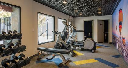 2 Bedroom Apartment w/ Pool, Balcony & WiFi by Frontdesk