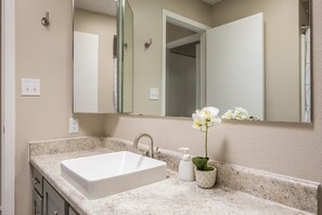 Signature Apartment, 2 Queen Beds | Bathroom