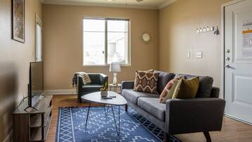 Apartemen Kota, akses ke kolam renang, pemandangan kota | Ruang keluarga | TV LED, Netflix, dan layanan streaming