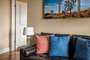 Appartement Standard, 2 chambres, accès piscine, vue ville | Salle de séjour | Télévision LED, Netflix, services de streaming