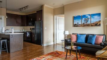 Standard Apartment, 2 Bedrooms, Pool Access, City View | Ruang tamu | TV LED, Netflix, perkhidmatan penstriman