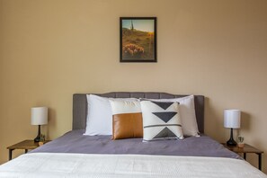 Standaard appartement, 2 slaapkamers, toegang tot zwembad, uitzicht op de stad | Individueel gedecoreerd, individueel gemeubileerd, een laptopwerkplek