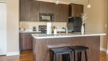 Apartemen Kota, akses ke kolam renang, pemandangan kota | Dapur pribadi | Lemari es besar, microwave, oven, dan kompor