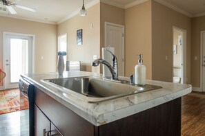 Appartement Standard, 2 chambres, accès piscine, vue ville | Cuisine privée | Grand réfrigérateur, micro-ondes, four, plaque de cuisson