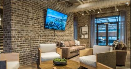 Baymeadows 2 BR Apt by Frontdesk