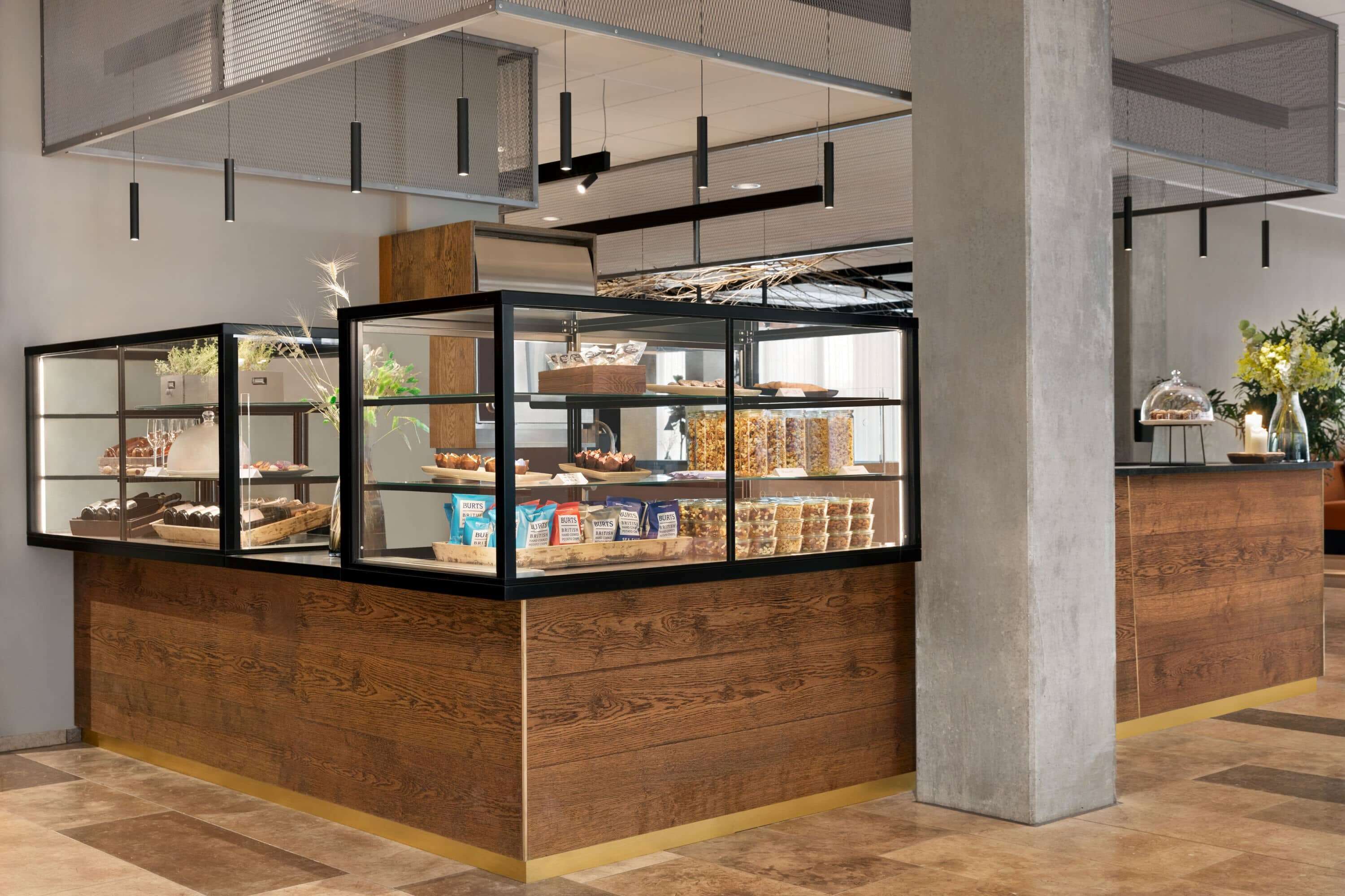 Un bancone di pasticceria con diversi prodotti da forno e snack confezionati.