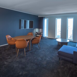 行政套房 | 防过敏的被褥、客房内保险箱、办公桌、遮光窗帘