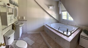 Kylpyamme, poreamme, hiustenkuivaaja, pyyhkeet