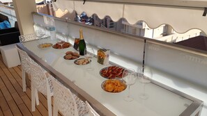 Outdoor dining - PENTHOUSE JUST RENOVATED 50 METERS FROM THE SEA, CAR BOX 5 MINUTES FROM THE ACCOMMODATION (Alassio)