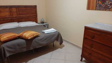 1 habitación, tabla de planchar con plancha y ropa de cama