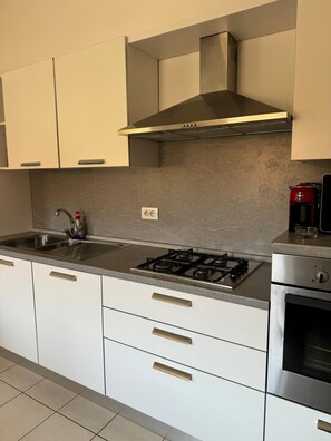 Fridge, oven, cookware/dishes/utensils, dining tables - Sa Mamma e sole Apartament Cala Gonone Sea View (Cala Gonone)