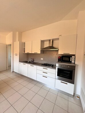 Fridge, oven, cookware/dishes/utensils, dining tables