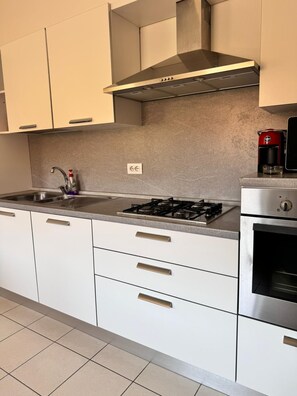 Fridge, oven, cookware/dishes/utensils, dining tables