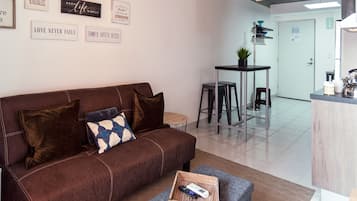 Departamento, 2 habitaciones | Área de sala de estar | Televisión de pantalla plana