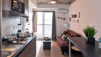 Departamento, 2 habitaciones | Área de sala de estar | Televisión de pantalla plana